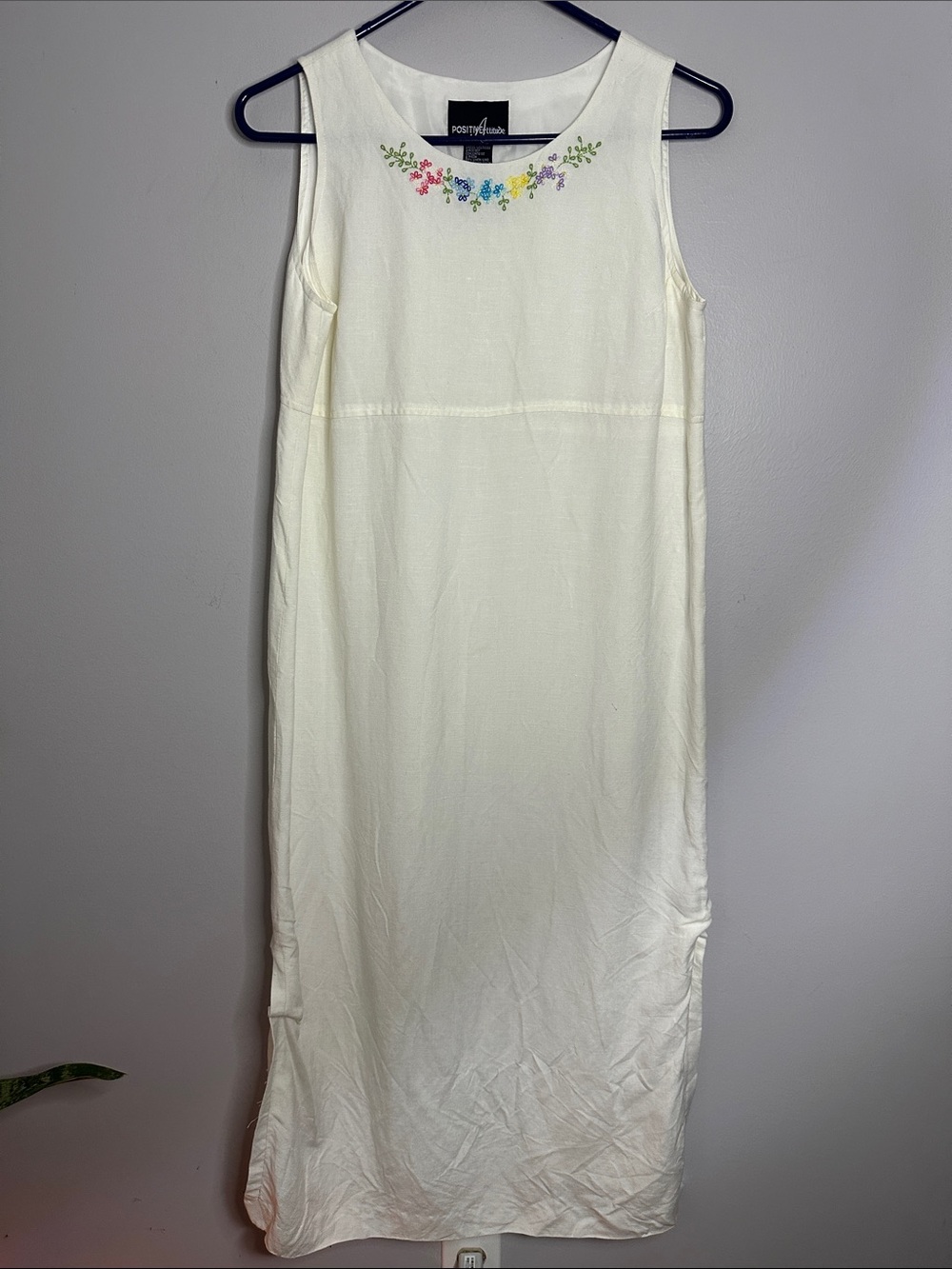 White Linen Blend Sleeveless Embroidered Neckline Midi Dress size 8P Vintage